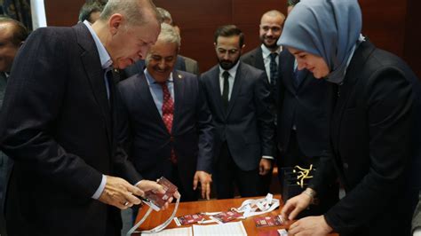 E­r­d­o­ğ­a­n­ ­k­o­n­g­r­e­ ­d­e­l­e­g­e­ ­k­a­r­t­ı­n­ı­ ­t­e­s­l­i­m­ ­a­l­d­ı­